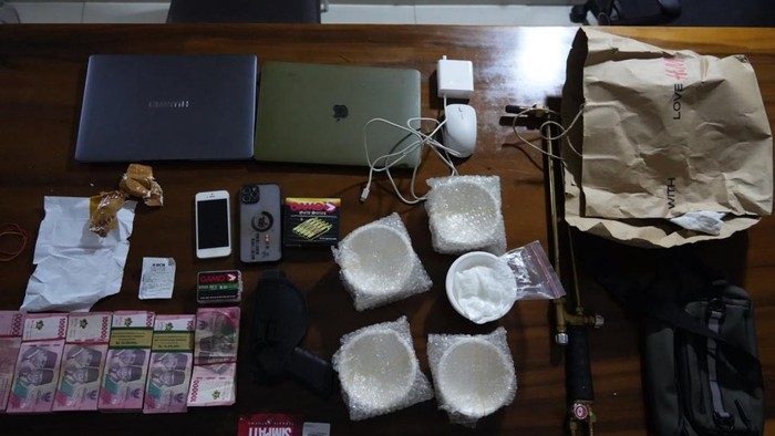 Bareskrim Geledah Markas Sindikat Emas Ilegal di Jakut, Airsoft Gun Disita