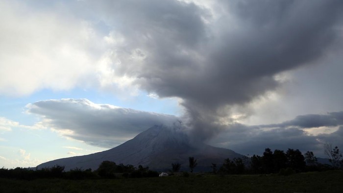 Gunung Sinabung Naik Status Siaga, Warga Dua Desa di Karo Disiapkan untuk Evakuasi